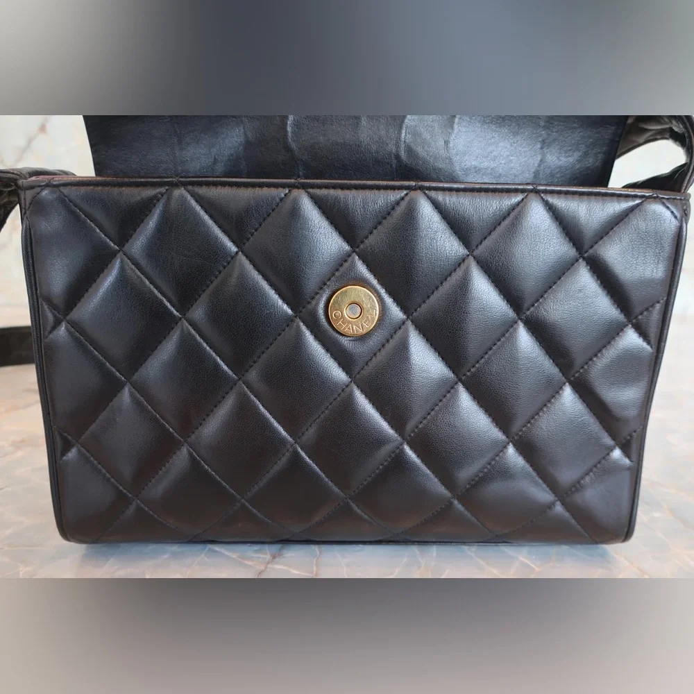 Authentic CHANEL black lambskin medium sized camera vintage crossbody bag - Picture 9 of 15